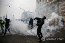 '노란조끼'로 몸살앓는 프랑스, '과격 시위자 등록제' 도입 검토