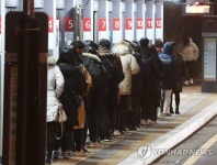 서울 가는 버스 기다리는 출근길 시민들