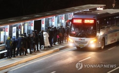 서울 가는 버스 기다리는 출근길 시민들