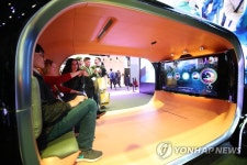 가상 공간 터치기술 체험하는 관람객들