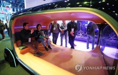 가상 공간 터치기술 체험하는 관람객들