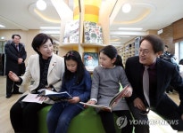 서울천일초등학교 찾은 유은혜 부총리