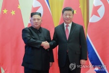 시진핑과 악수하는 김정은