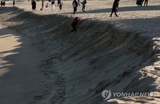 어린이가 오르기 힘들 정도로 패여 나간 동해안 해변