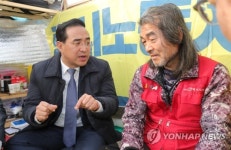 고공농성 택시근로자 만난 을지로위원회…택시산업 바로잡겠다