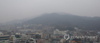 미세먼지에 가려진 청주 우암산