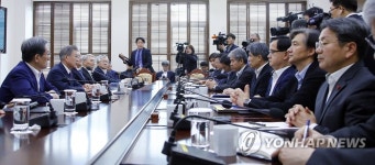 문 대통령, 2기 청와대 참모진에게