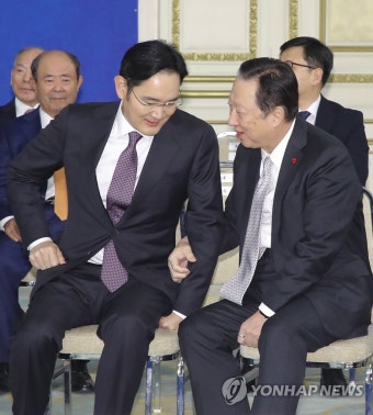 대화하는 이재용과 박용만