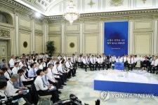 기업인 질문 듣는 문 대통령