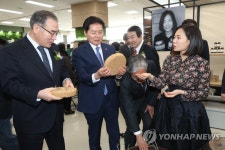 농협 청촌공간 살펴보는 이개호 장관과 김병원 회장