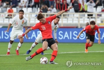 -아시안컵- 황의조·김민재 연속골…한국, 중국 2-0 꺾고 조 1위