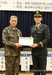 육군홍보대사 위촉장 수여하는 김용우 육군참모총장