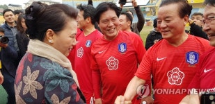 첫 한베 의원 친선 축구대회장 찾은 베트남 국회의장