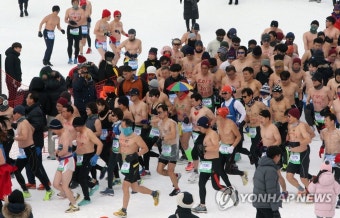 '추위야 물러가라' 대관령서 알몸마라톤 대회