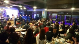 카페서 노래하는 교수님…함께 즐기는 문화 만들려 직접 공연