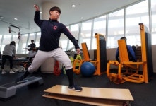 롯데 신인 갈매기 비상 동의과학대 스포츠재활센터가 책임진다
