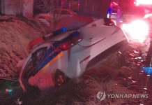 승용차와 충돌해 배수로로 빠진 순찰차