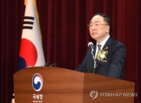 홍남기, 안정적 세수 강조…경제 변동 등 부정적 요인도