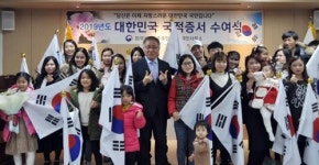 한국인 돼서 기뻐요…청주서 17명 국적 증서 받아