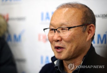 질문 답하는 박항서 감독
