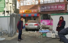 브레이크 착각 주차장 담벼락 뚫고 음식점 돌진…3명 부상