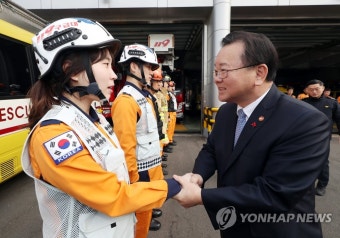 인천 중부서 소방대원 격려하는 김부겸
