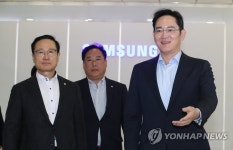 삼성전자 화성사업장 둘러보는 홍영표 원내대표