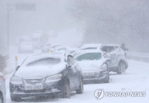 폭설 내린 516도로에 멈춰 선 차들