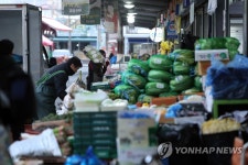 손님맞이 채비하는 전통시장 상인