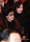 이명희-홍라희, 이인희 한솔 고문 발인식 참석
