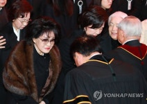 이명희-홍라희, 이인희 한솔 고문 발인식 참석