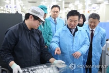 구미 중소기업 공장 찾은 홍종학 장관