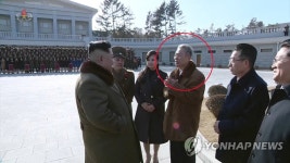 대화하는 김정은과 장룡식