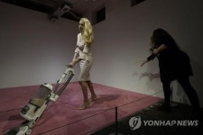 美미술관서 청소하는 이방카 행위예술…이방카 발끈
