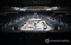 문화공연 위해 무대 설치되는 아이스아레나