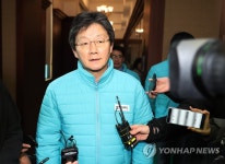 기자들의 질문에 답하는 유승민