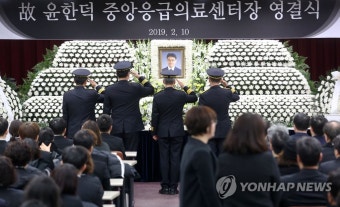 거수경례하는 소방 관계자들