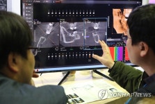 덴탈CT 설명듣는 관람객