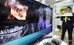 덴탈CT 시연하는 참가업체