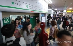 서울지하철 교대역서 역무원·시민이 심폐소생술로 50대 구해