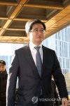 ‘양승태 구속기소’ 출근하는 김명수 대법원장