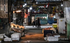 구시장 살펴보는 시민들