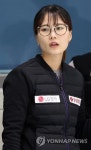 연습 지켜보는 안경 선배