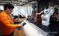 로봇바리스타가 주는 커피