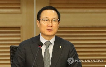 5.18 망언 처벌 토론회에서 인사말하는 홍영표