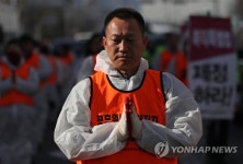 해직자 복직 촉구하며 오체투지 나선 김주업 위원장