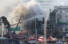 검게 피어오르는 연기