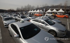 미터기 조정 대기하는 택시