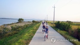 자전거 타고 화진포호 한 바퀴…고성군, 무료 대여소 운영