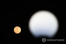 가로등과 슈퍼문
